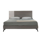 Letto matrimoniale king size con base a piattaforma, gambe in metallo nero, testiera a pannelli grigi