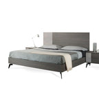 Letto matrimoniale king size con base a piattaforma, gambe in metallo nero, testiera a pannelli grigi