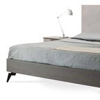 Letto matrimoniale king size con base a piattaforma, gambe in metallo nero, testiera a pannelli grigi