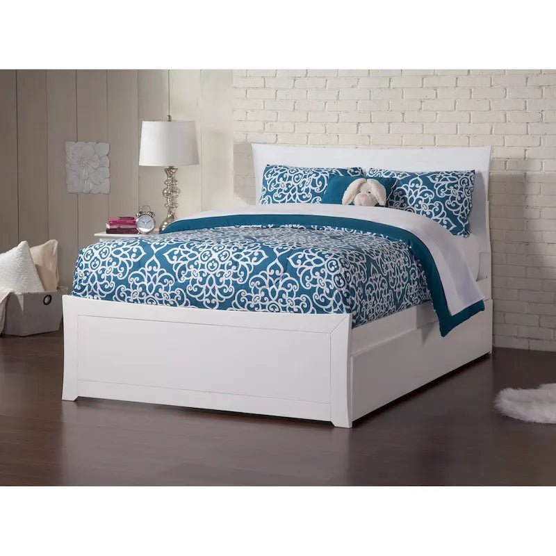 Letto a piattaforma in legno massiccio con pediera e letto estraibile abbinati
