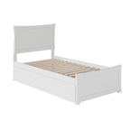 Letto a piattaforma in legno massiccio con pediera e letto estraibile abbinati