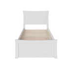 Letto a piattaforma in legno massiccio con pediera e letto estraibile abbinati