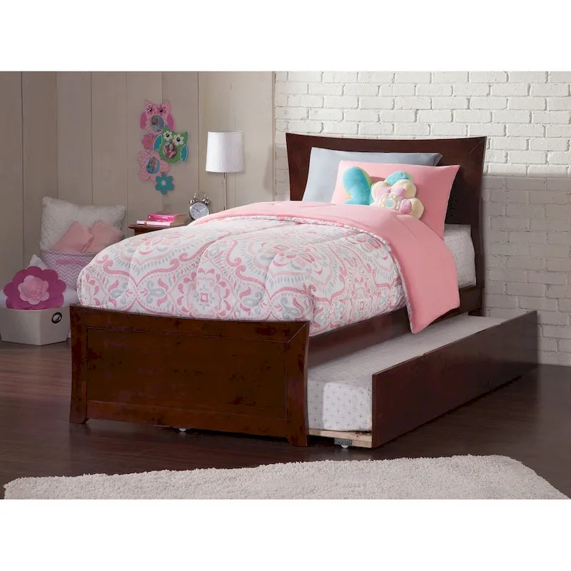Letto a piattaforma in legno massiccio con pediera e letto estraibile abbinati