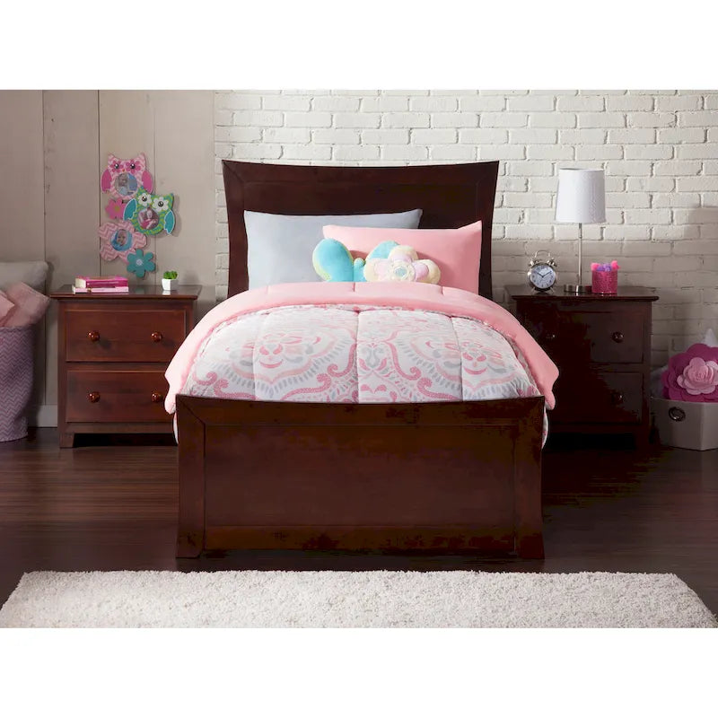 Letto a piattaforma in legno massiccio con pediera e letto estraibile abbinati